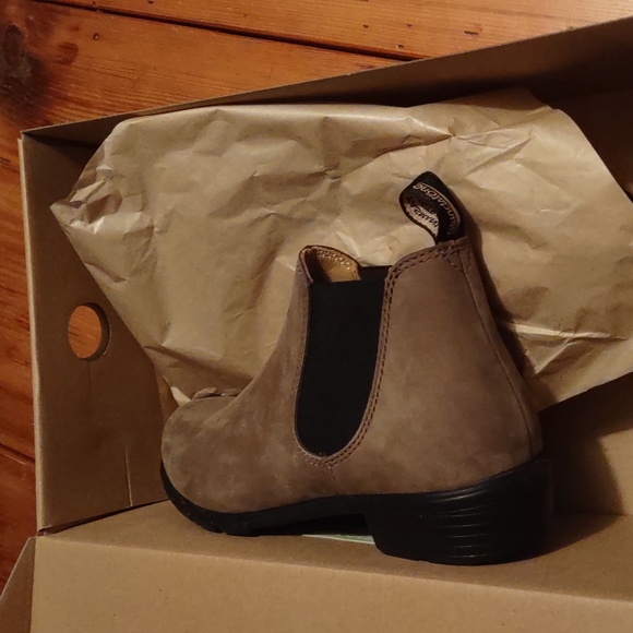 New in box blundstone stone nubuck low heel elastic short boot sz 4.5  USA 7.5 - Picture 7 of 8